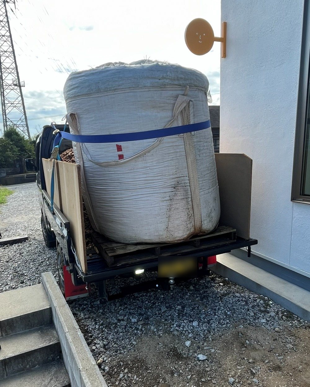 軽トラックに載せたウッドチップの袋(フレコン)